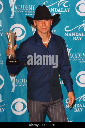17 maggio 2005; Las Vegas, Nevada, Stati Uniti; il cantante country KENNY CHESNEY al 40° Annual Academy of Country Music Awards (ACM) ha tenuto il Madalay Bay Resort & Casino. (Immagine di credito: Lisa o'Connor/ZUMAPRESS.com) Foto Stock