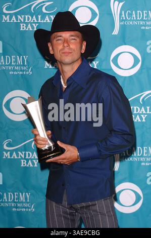 17 maggio 2005; Las Vegas, Nevada, Stati Uniti; il cantante country KENNY CHESNEY al 40° Annual Academy of Country Music Awards (ACM) ha tenuto il Madalay Bay Resort & Casino. (Immagine di credito: Lisa o'Connor/ZUMAPRESS.com) Foto Stock