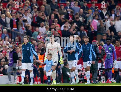 Manchester, Regno Unito. 6 aprile 2025. Kevin De Bruyne del Manchester City guida la squadra del City come capitano per l'ultima volta, annunciando che sarebbe partito alla fine della stagione durante la partita Manchester United vs Manchester City Premier League all'Old Trafford, Manchester. Il credito per immagini dovrebbe essere: Andrew Yates/Sportimage Credit: Sportimage Ltd/Alamy Live News Foto Stock