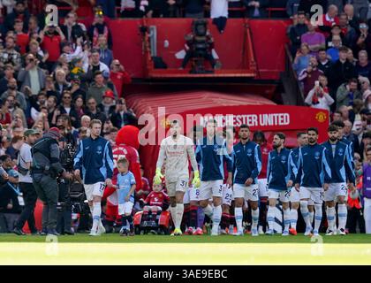 Manchester, Regno Unito. 6 aprile 2025. Kevin De Bruyne del Manchester City guida la squadra del City come capitano per l'ultima volta, annunciando che sarebbe partito alla fine della stagione durante la partita Manchester United vs Manchester City Premier League all'Old Trafford, Manchester. Il credito per immagini dovrebbe essere: Andrew Yates/Sportimage Credit: Sportimage Ltd/Alamy Live News Foto Stock