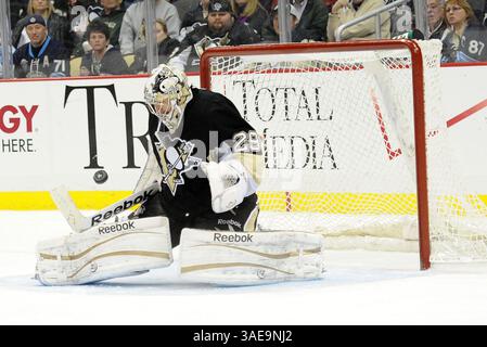 25 febbraio 2012 - Pittsburgh, PENNSYLVANNIA, U. S - il portiere dei Pittsburgh Penguins Marc-Andre Fleury (29) fa un salvataggio durante il secondo periodo, mentre i Pittsburgh Penguins affrontano il Tampa Bay Lightning al CONSOL Energy Center di Pittsburgh, PA. (Immagine di credito: © Steve Dietz/Southcreek/ZUMAPRESS.com) Foto Stock