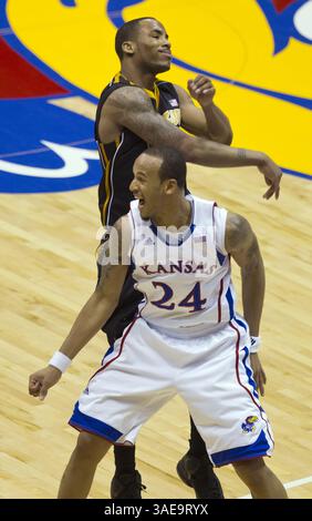 25 febbraio 2012 - Lawrence, KS, USA - Travis Relaford (24) del Kansas celebra il cicalino degli straordinari, mentre Marcus Denmon del Missouri, TOP, non riusciva ad ottenere l'ultimo colpo prima del cicalino all'Allen Fieldhouse di Lawrence, Kansas, sabato 25 febbraio 2012. Kansas vinse ai supplementari 87-86, superando uno svantaggio di 19 punti nel secondo tempo. (Immagine di credito: © David Eulitt/Kansas City Star/MCT/ZUMAPRESS.com) Foto Stock