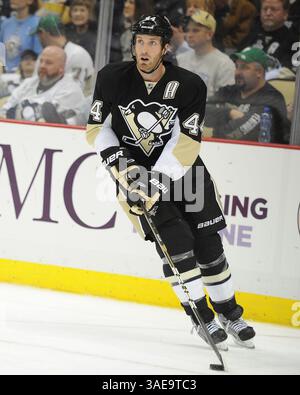 25 febbraio 2012 - Pittsburgh, PENNSYLVANNIA, U. S - il difensore dei Pittsburgh Penguins Brooks Orpik (44) mentre i Pittsburgh Penguins affrontano i Tampa Bay Lightning al CONSOL Energy Center di Pittsburgh, Pennsylvania. (Immagine di credito: © Steve Dietz/Southcreek/ZUMAPRESS.com) Foto Stock