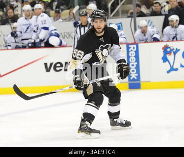 25 febbraio 2012 - Pittsburgh, PENNSYLVANNIA, U. S - il difensore dei Pittsburgh Penguins Kris Letang (58) mentre i Pittsburgh Penguins affrontano i Tampa Bay Lightning al CONSOL Energy Center di Pittsburgh, Pennsylvania. (Immagine di credito: © Steve Dietz/Southcreek/ZUMAPRESS.com) Foto Stock