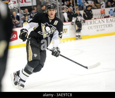 25 febbraio 2012 - Pittsburgh, PENNSYLVANNIA, U. S - il centro dei Pittsburgh Penguins Evgeni Malkin (71) mentre i Pittsburgh Penguins affrontano i Tampa Bay Lightning al CONSOL Energy Center di Pittsburgh, Pennsylvania. (Immagine di credito: © Steve Dietz/Southcreek/ZUMAPRESS.com) Foto Stock