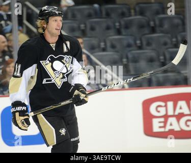 25 febbraio 2012 - Pittsburgh, PENNSYLVANNIA, U. S - il centro dei Pittsburgh Penguins Jordan Staal (11) mentre i Pittsburgh Penguins affrontano i Tampa Bay Lightning al CONSOL Energy Center di Pittsburgh, Pennsylvania. (Immagine di credito: © Steve Dietz/Southcreek/ZUMAPRESS.com) Foto Stock
