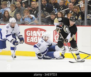 25 febbraio 2012 - Pittsburgh, PENNSYLVANNIA, U. S - Pittsburgh Penguins ala destra Pascal Dupuis (9) e Tampa Bay Lightning ala destra Teddy Purcell (16) mentre i Pittsburgh Penguins affrontano il Tampa Bay Lightning al CONSOL Energy Center di Pittsburgh, Pennsylvania. (Immagine di credito: © Steve Dietz/Southcreek/ZUMAPRESS.com) Foto Stock