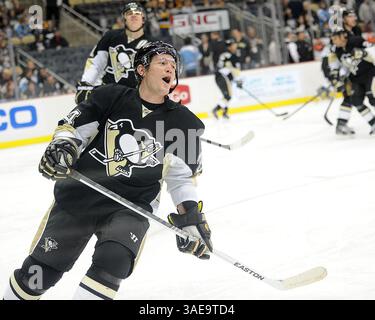 25 febbraio 2012 - Pittsburgh, PENNSYLVANNIA, U. S - Pittsburgh Penguins ala sinistra Matt Cooke (24) mentre i Pittsburgh Penguins affrontano il Tampa Bay Lightning al CONSOL Energy Center di Pittsburgh, Pennsylvania. (Immagine di credito: © Steve Dietz/Southcreek/ZUMAPRESS.com) Foto Stock