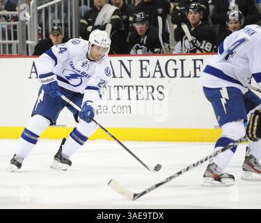 25 febbraio 2012 - Pittsburgh, PENNSYLVANNIA, U. S - Tampa Bay Lightning ala sinistra Trevor Smith (24) mentre i Pittsburgh Penguins affrontano il Tampa Bay Lightning al CONSOL Energy Center di Pittsburgh, Pennsylvania. (Immagine di credito: © Steve Dietz/Southcreek/ZUMAPRESS.com) Foto Stock
