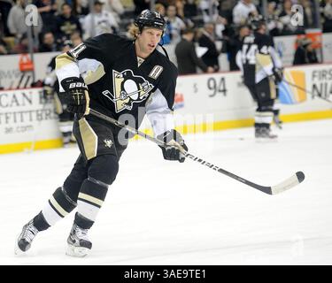 25 febbraio 2012 - Pittsburgh, PENNSYLVANNIA, U. S - il centro dei Pittsburgh Penguins Jordan Staal (11) mentre i Pittsburgh Penguins affrontano i Tampa Bay Lightning al CONSOL Energy Center di Pittsburgh, Pennsylvania. (Immagine di credito: © Steve Dietz/Southcreek/ZUMAPRESS.com) Foto Stock