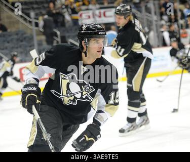 25 febbraio 2012 - Pittsburgh, PENNSYLVANNIA, U. S - il centro dei Pittsburgh Penguins Dustin Jeffrey (15) mentre i Pittsburgh Penguins affrontano i Tampa Bay Lightning al CONSOL Energy Center di Pittsburgh, Pennsylvania. (Immagine di credito: © Steve Dietz/Southcreek/ZUMAPRESS.com) Foto Stock