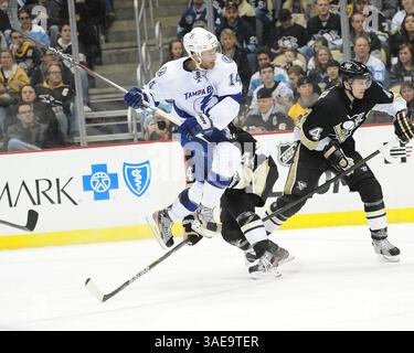 25 febbraio 2012 - Pittsburgh, PENNSYLVANNIA, U. S - Tampa Bay Lightning ala destra Brett Connolly (14) mentre i Pittsburgh Penguins affrontano i Tampa Bay Lightning al CONSOL Energy Center di Pittsburgh, Pennsylvania. (Immagine di credito: © Steve Dietz/Southcreek/ZUMAPRESS.com) Foto Stock
