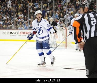 25 febbraio 2012 - Pittsburgh, PENNSYLVANNIA, U. S - Tampa Bay Lightning ala destra Martin St. Louis (26) mentre i Pittsburgh Penguins affrontano il Tampa Bay Lightning al CONSOL Energy Center di Pittsburgh, Pennsylvania. (Immagine di credito: © Steve Dietz/Southcreek/ZUMAPRESS.com) Foto Stock
