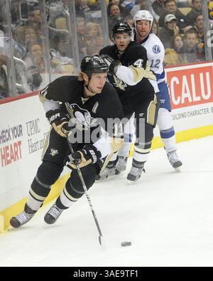 25 febbraio 2012 - Pittsburgh, PENNSYLVANNIA, U. S - il centro dei Pittsburgh Penguins Jordan Staal (11) mentre i Pittsburgh Penguins affrontano i Tampa Bay Lightning al CONSOL Energy Center di Pittsburgh, Pennsylvania. (Immagine di credito: © Steve Dietz/Southcreek/ZUMAPRESS.com) Foto Stock