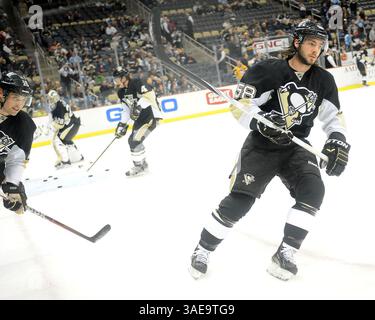 25 febbraio 2012 - Pittsburgh, PENNSYLVANNIA, U. S - il difensore dei Pittsburgh Penguins Kris Letang (58) mentre i Pittsburgh Penguins affrontano i Tampa Bay Lightning al CONSOL Energy Center di Pittsburgh, Pennsylvania. (Immagine di credito: © Steve Dietz/Southcreek/ZUMAPRESS.com) Foto Stock