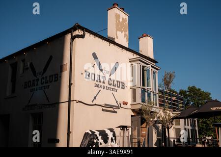Durham Inghilterra: 2022-06-07: Bar e ristorante inglese Boat Club a Durham City Foto Stock