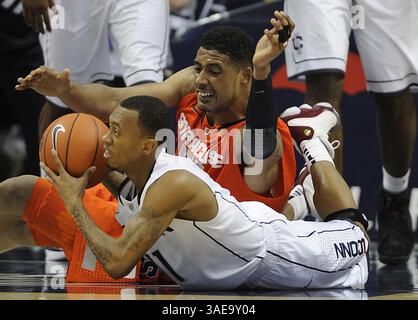 25 febbraio 2012 - Storrs, CT, USA - Ryan Boatright del Connecticut si presenta con una palla perduta mentre Fab Melo, top, di Syracuse difende durante il secondo tempo al Gampel Pavilion di Storrs, Connecticut, sabato 25 febbraio 2012. Syracuse resistette per una vittoria del 71-69. (Immagine di credito: © John Woike/Hartford Courant/MCT/ZUMAPRESS.com) Foto Stock