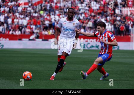 SIVIGLIA, SPAGNA - 6 APRILE 2025: Il Dodi Lukébakio del Siviglia FC disputa una palla con il Julián Álvarez dell'Atlético de Madrid durante la partita di LaLiga tra il Siviglia FC e l'Atlético de Madrid al Ramón Sánchez-Pizjuán (foto: David Torres Alcázar/Alcázar Photo Agency). Foto Stock