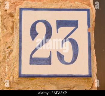 Casa il segno di numero Foto Stock