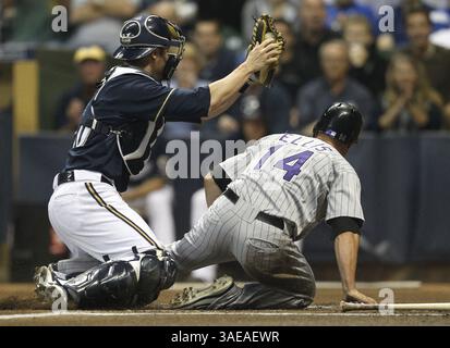 13 settembre 2011 - Milwaukee, WISCONSIN, Stati Uniti - Jonathan Lucroy, il ricevitore dei Milwaukee Brewers, che prende il nome da Mark Ellis dei Colorado Rockies durante il primo inning martedì 13 settembre 2011 al Miller Park di Milwaukee, Wisconsin. (Immagine di credito: © Mark Hoffman/Milwaukee Journal Sentinel/MCT/ZUMAPRESS.com) Foto Stock