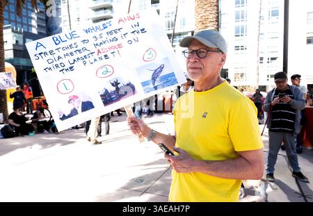 Los Angeles, California, Stati Uniti. 5 aprile 2025. Le persone si spostano per le strade del centro di Los Angeles come parte del "Hands Off!" Mobilitazione a livello nazionale per protestare contro l'amministrazione Trump.le azioni distopiche riguardanti Medicare, Medicaid, sicurezza sociale, posti di lavoro, elezioni eque, dati personali, terre pubbliche, servizi per veterani, ricerca scientifica, tutela dei consumatori, aria pulita, acqua pulita, scuole, biblioteche, libertà di parola, diritti LGBTQ, immigrati, tribunali e altro ancora. (Credit Image: © Brian Cahn/ZUMA Press Wire) SOLO PER USO EDITORIALE! Non per USO commerciale! Foto Stock