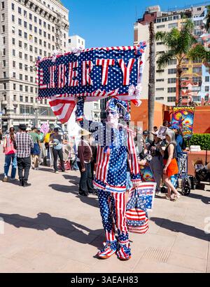 Los Angeles, California, Stati Uniti. 5 aprile 2025. Le persone si spostano per le strade del centro di Los Angeles come parte del "Hands Off!" Mobilitazione a livello nazionale per protestare contro l'amministrazione Trump.le azioni distopiche riguardanti Medicare, Medicaid, sicurezza sociale, posti di lavoro, elezioni eque, dati personali, terre pubbliche, servizi per veterani, ricerca scientifica, tutela dei consumatori, aria pulita, acqua pulita, scuole, biblioteche, libertà di parola, diritti LGBTQ, immigrati, tribunali e altro ancora. (Credit Image: © Brian Cahn/ZUMA Press Wire) SOLO PER USO EDITORIALE! Non per USO commerciale! Foto Stock