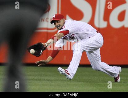 16 settembre 2011 - Wayne, PA, USA - il centro dei Philadelphia Phillies, l'esterno Shane Victorino, si reca in auto dai St. Louis Cardinals' Lance Berkman nel primo inning al Citizens Bank Park di Philadelphia, Pennsylvania, venerdì 16 settembre 2011. (Immagine di credito: © David M. Warren/Philadelphia Inquirer/MCT/ZUMAPRESS.com) Foto Stock