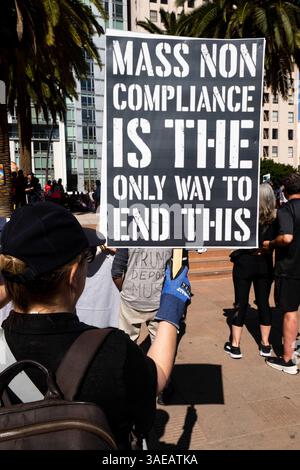 Los Angeles, California, Stati Uniti. 5 aprile 2025. Le persone si spostano per le strade del centro di Los Angeles come parte del "Hands Off!" Mobilitazione a livello nazionale per protestare contro l'amministrazione Trump.le azioni distopiche riguardanti Medicare, Medicaid, sicurezza sociale, posti di lavoro, elezioni eque, dati personali, terre pubbliche, servizi per veterani, ricerca scientifica, tutela dei consumatori, aria pulita, acqua pulita, scuole, biblioteche, libertà di parola, diritti LGBTQ, immigrati, tribunali e altro ancora. (Credit Image: © Brian Cahn/ZUMA Press Wire) SOLO PER USO EDITORIALE! Non per USO commerciale! Foto Stock