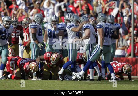 18 settembre 2011 - San Francisco, CALIFORNIA, USA - Dallas Cowboys Dan Bailey (5) celebra il suo Field goal vincente contro i San Francisco 49ers ai tempi supplementari. I Dallas Cowboys sconfissero i San Francisco 49ers, 27-24, al Candlestick Park di San Francisco, California, domenica 18 settembre 2011. (Immagine di credito: © Nhat V. Meyer/San Jose Mercury News/MCT/ZUMAPRESS.com) Foto Stock
