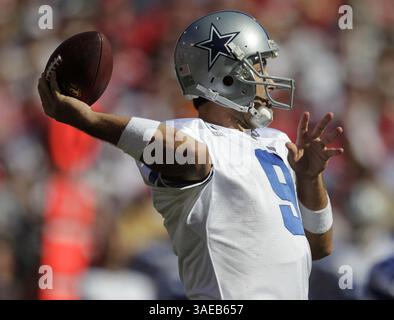 18 settembre 2011 - San Francisco, CA, USA - il quarterback titolare dei Dallas Cowboys Tony Romo (9) lancia contro i San Francisco 49ers nel quarto periodo. I Dallas Cowboys sconfissero i San Francisco 49ers, 27-24, al Candlestick Park di San Francisco, California, domenica 18 settembre 2011. (Immagine di credito: © Nhat V. Meyer/San Jose Mercury News/MCT/ZUMAPRESS.com) Foto Stock