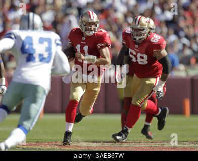 18 settembre 2011 - San Francisco, CA, USA - il quarterback titolare dei San Francisco 49ers Alex Smith (11) si scontra con i Dallas Cowboys nel quarto periodo. I Dallas Cowboys sconfissero i San Francisco 49ers, 27-24, al Candlestick Park di San Francisco, California, domenica 18 settembre 2011. (Immagine di credito: © Nhat V. Meyer/San Jose Mercury News/MCT/ZUMAPRESS.com) Foto Stock