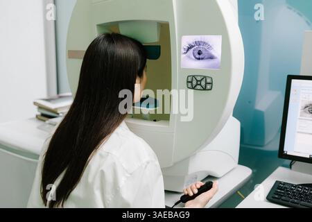 Perimetria occhi test per segno precoce di glaucoma di donna paziente di oftalmologia clinica. Test del campo visivo di perimetria per misurare tutte le aree della vista Foto Stock