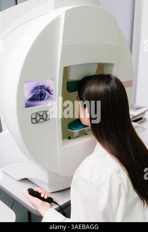Test del campo visivo di perimetria per misurare tutte le aree della vista, incluso il lato, o la visione periferica. Analisi perimetrica degli occhi per individuare un segno precoce di glaucoma di Foto Stock
