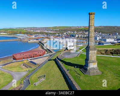 Immagine primaverile di Whitehaven, Cumbria, Regno Unito. Immagine aerea di Whitehaven Marina e Candlestick Chimney. 5 aprile 2025 Foto Stock
