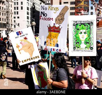 Los Angeles, California, Stati Uniti. 5 aprile 2025. Le persone si spostano per le strade del centro di Los Angeles come parte del "Hands Off!" Mobilitazione a livello nazionale per protestare contro l'amministrazione Trump.le azioni distopiche riguardanti Medicare, Medicaid, sicurezza sociale, posti di lavoro, elezioni eque, dati personali, terre pubbliche, servizi per veterani, ricerca scientifica, tutela dei consumatori, aria pulita, acqua pulita, scuole, biblioteche, libertà di parola, diritti LGBTQ, immigrati, tribunali e altro ancora. (Credit Image: © Brian Cahn/ZUMA Press Wire) SOLO PER USO EDITORIALE! Non per USO commerciale! Foto Stock