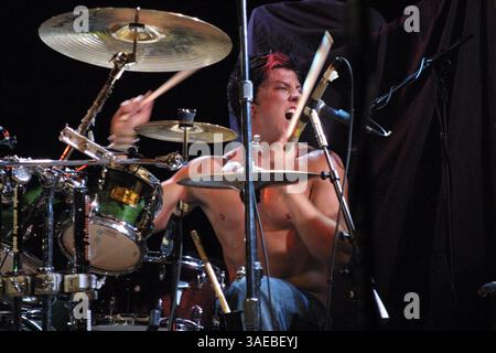 Il BATTERISTA DEREK GLEDHILL di "Smile Empty Soul" si esibisce dal vivo alla House of Blues sulla Sunset Strip. (Immagine di credito: Karl Larsen/ZUMAPRESS.com) Foto Stock