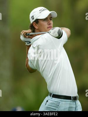 26 marzo 2004; Jacksonville, Florida, Stati Uniti; ADAM SCOTT del Queensland, Australia, guarda il suo nono tee shot della giornata durante il terzo round durante il Tournament Players Championship a Sawgrass a Ponte Vedra Beach. (Immagine di credito: Winston Luzier/ZUMAPRESS.com) Foto Stock