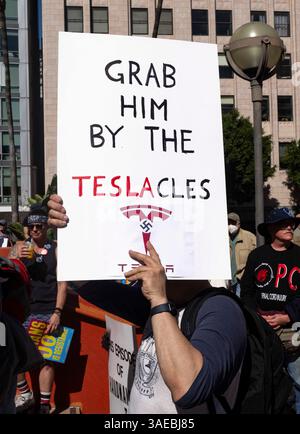 Los Angeles, California, Stati Uniti. 5 aprile 2025. Le persone si spostano per le strade del centro di Los Angeles come parte del "Hands Off!" Mobilitazione a livello nazionale per protestare contro l'amministrazione Trump.le azioni distopiche riguardanti Medicare, Medicaid, sicurezza sociale, posti di lavoro, elezioni eque, dati personali, terre pubbliche, servizi per veterani, ricerca scientifica, tutela dei consumatori, aria pulita, acqua pulita, scuole, biblioteche, libertà di parola, diritti LGBTQ, immigrati, tribunali e altro ancora. (Credit Image: © Brian Cahn/ZUMA Press Wire) SOLO PER USO EDITORIALE! Non per USO commerciale! Foto Stock