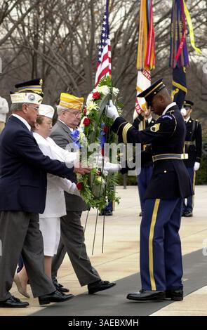 7 dicembre 2001; Arlington, va, Stati Uniti; (LtoR) JAY GROFF, il sopravvissuto di Pearl Harbor, il presidente ausiliario nazionale AMVETS SUSAN SISLER e il comandante nazionale AMVETS JOSEPH LIPOWSKI sono assistiti dal sergente MARVIN KELLEY JR. Durante la cerimonia di posa delle corone presso la Tomba degli ignoti al Cimitero di Arlington. (Immagine di credito: Isaac Menashe/ZUMAPRESS.com) Foto Stock