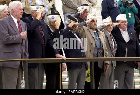 7 dicembre 2001; Arlington, va, Stati Uniti; i sopravvissuti di Pearl Harbor e i veterani della seconda guerra mondiale salutano i Taps durante la cerimonia di posa della corona presso la Tomba degli ignoti al Cimitero Nazionale di Arlington. (Immagine di credito: Isaac Menashe/ZUMAPRESS.com) Foto Stock