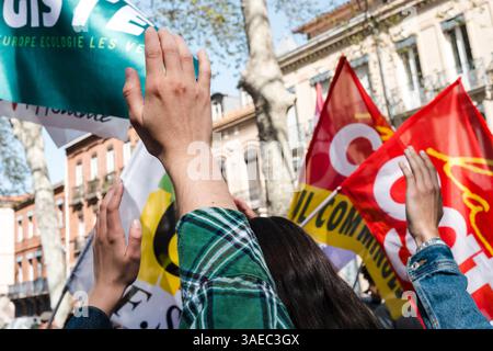 Tolosa, Francia. 6 aprile 2025. Mani sollevate con bandiere sullo sfondo: Verde, CGT e FSU. Contro-dimostrazione di sinistra indetta dalla LFI e dagli ecologisti, CGT, contro la manifestazione RN per Marine le Pen, a Tolosa, in Francia, il 6 aprile 2025. Foto di Patricia Huchot-Boissier/ABACAPRESS. COM credito: Abaca Press/Alamy Live News Foto Stock