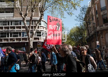 Tolosa, Francia. 6 aprile 2025. Un cartello in processione recita: Siamo tutti Antifascisti. Contro-dimostrazione di sinistra indetta dalla LFI e dagli ecologisti, CGT, contro la manifestazione RN per Marine le Pen, a Tolosa, in Francia, il 6 aprile 2025. Foto di Patricia Huchot-Boissier/ABACAPRESS. COM credito: Abaca Press/Alamy Live News Foto Stock