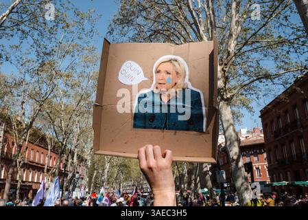 Tolosa, Francia. 6 aprile 2025. Un cartello con una foto di Marine le Pen con una bolla, Ouin Ouin. Contro-dimostrazione di sinistra indetta dalla LFI e dagli ecologisti, CGT, contro la manifestazione RN per Marine le Pen, a Tolosa, in Francia, il 6 aprile 2025. Foto di Patricia Huchot-Boissier/ABACAPRESS. COM credito: Abaca Press/Alamy Live News Foto Stock