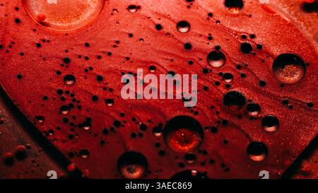 Bolla art. Liquido frizzante. Inchiostro di colore rosso-bronzo sfocato in acqua, liquido chimico, goccia di olio che fuoriesce dall'astrazione creativa. Foto Stock