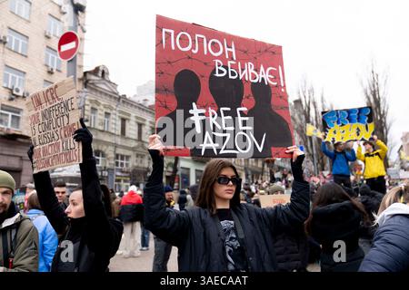 Kiev, Kiev, Ucraina. 6 aprile 2025. Protesta Azovstal libera di familiari e amici di soldati tenuti in prigionia dalla Russia. I soldati si arresero alla Russia il 20 maggio 2022 per salvare vite umane presso le opere di ferro e furto di Mariupol. Alcuni sono stati rilasciati, molti sono ancora detenuti in prigionia russa. (Credit Image: © Andreas Stroh/ZUMA Press Wire) SOLO PER USO EDITORIALE! Non per USO commerciale! Foto Stock