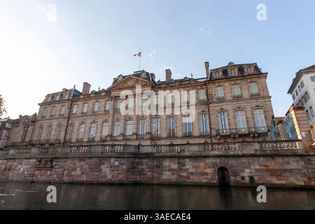 STRASBURGO, FRANCIA - 19 SETTEMBRE 2024: La maestosa facciata del Palais Rohan a Strasburgo, Francia Foto Stock
