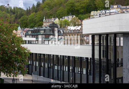 30 di aprile 2024. Lo storico geyser di Karlovy Vary, Repubblica Ceca, mostra la sua affascinante miscela di architettura colorata, colonnati ornati e un'atmosfera vibrante, rendendolo una delle principali destinazioni di viaggio europee. Foto Stock
