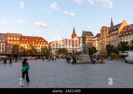 STRASBURGO, FRANCIA - 19 SETTEMBRE 2024: Kleberplatz o Place Kleber, la piazza centrale di Strasburgo, Francia Foto Stock