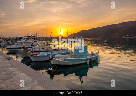 Barche ormeggiate nel porto di Aegiali sull'isola di Amorgos. Cicladi, Grecia Foto Stock