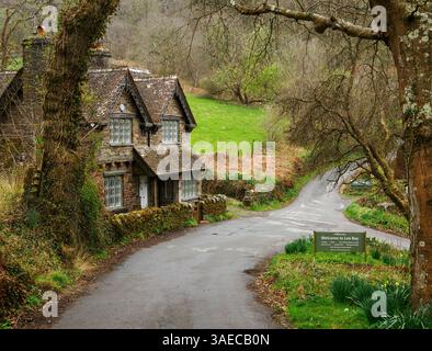 Splendido cottage di campagna con finestre al piombo a Lee Bay vicino a Lynton, sulla costa del Devon settentrionale dell'Exmoor National Park, Regno Unito Foto Stock